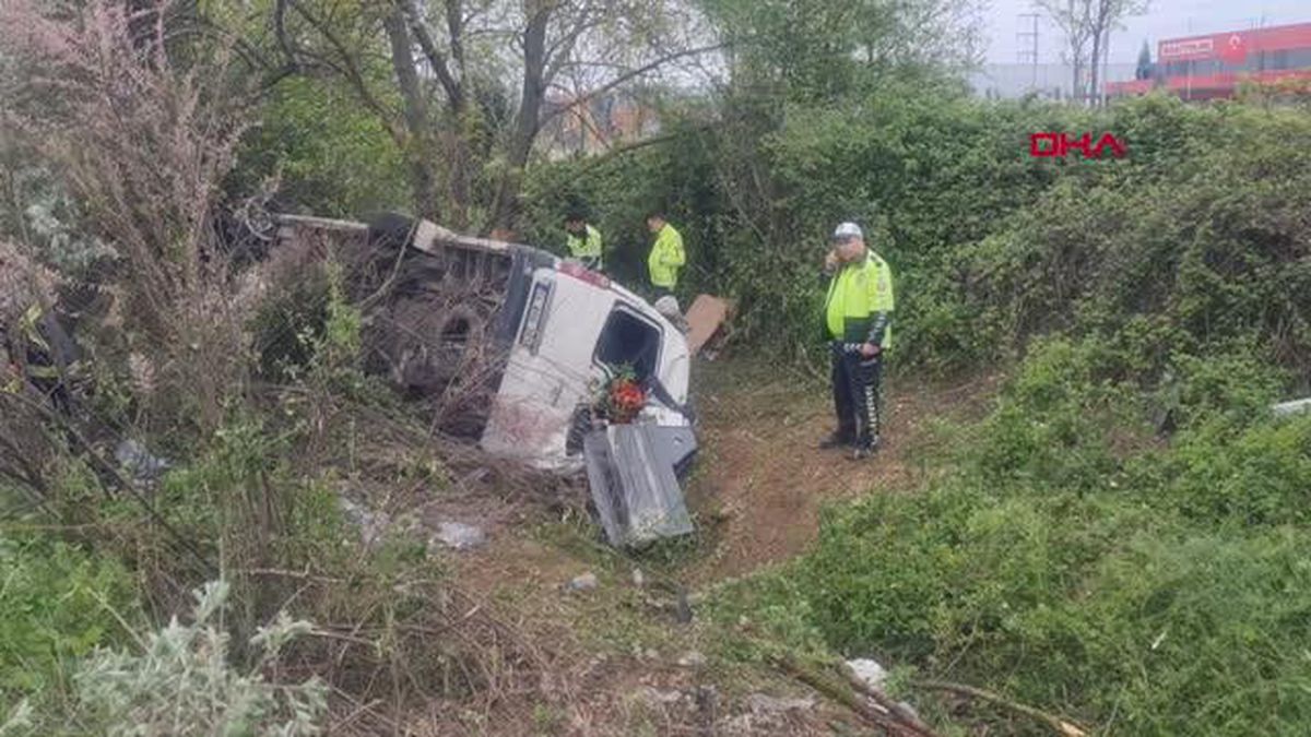 DÜĞÜNE GİDENLERİ TAŞIYAN SERVİS MİNİBÜSÜ ŞARAMPOLE DEVRİLDİ: 14 YARALI