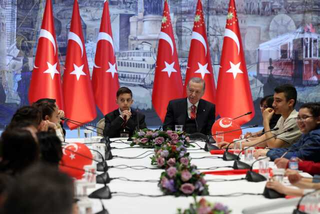 Erdoğan'ın muhalefeti eleştiren sözlerini küçük kız anlamadı: Nasıl yani?