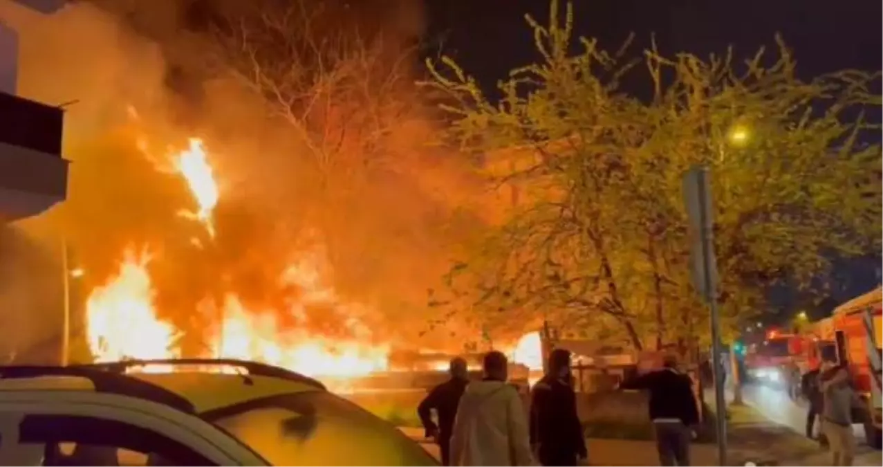 Esenyurt'ta ikinci el eşyaların satıldığı dükkan alev alev yandı