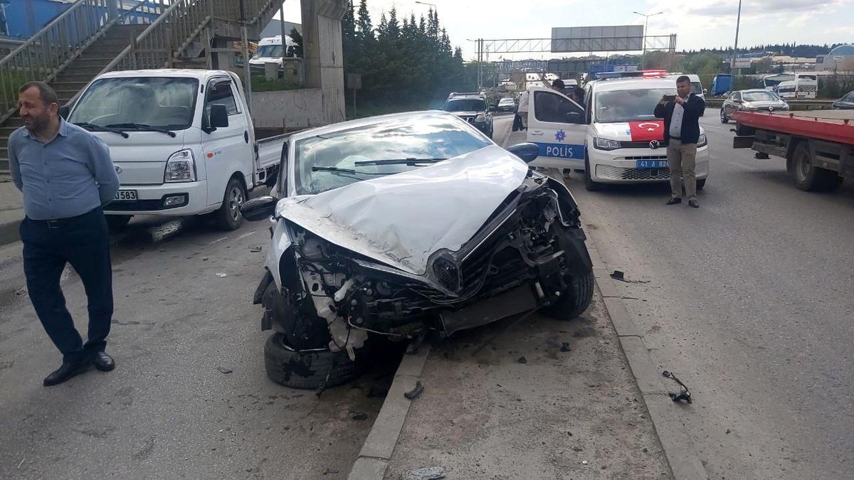 Faciadan dönüldü, otobüs durağına çarpmasına ramak kaldı: 3 yaralı