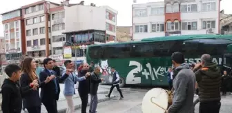 Hakkari'den 5 ile otobüs seferleri başladı; halaylarla karşıladılar