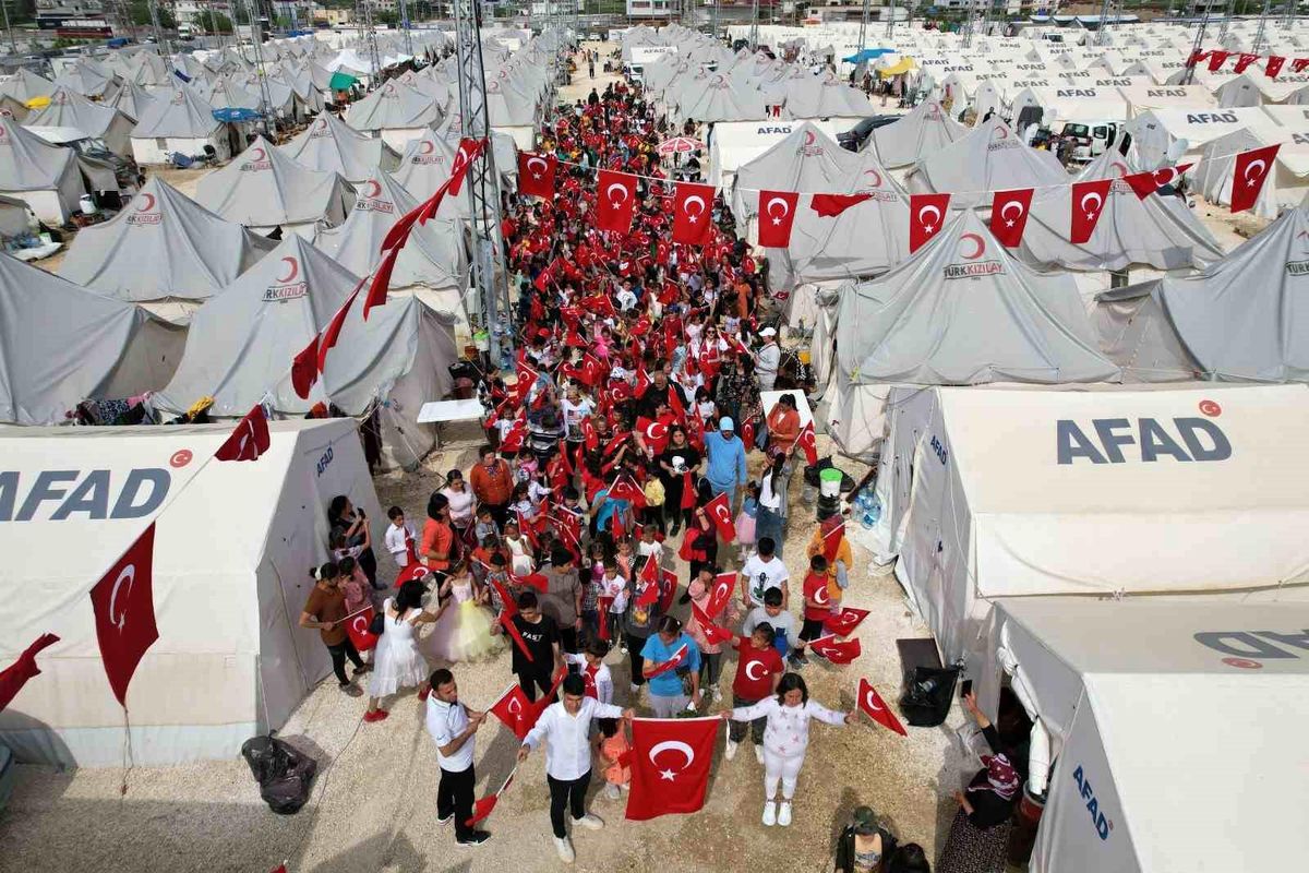 Hatay'da çadır kent kırmızı beyaza büründü
