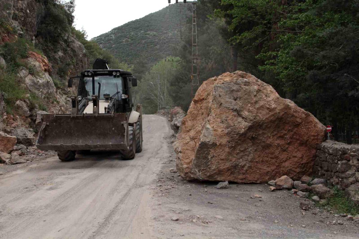Hatay'da deprem tonlarca ağırlığındaki kayaları yerinden böyle koparmış