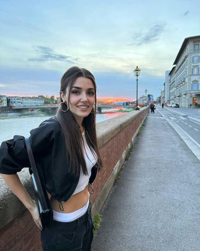 İtalya'ya giden Hande Erçel peş peşe fotoğraflarını paylaştı, herkes ayaklarına takıldı