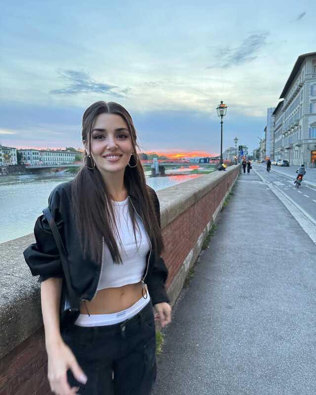 İtalya'ya giden Hande Erçel peş peşe fotoğraflarını paylaştı, herkes ayaklarına takıldı