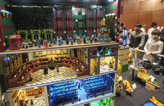 Kanada'daki Lego Sergisinden Renkli Görüntüler Kanada'daki Lego Sergisinden Renkli Görüntüler