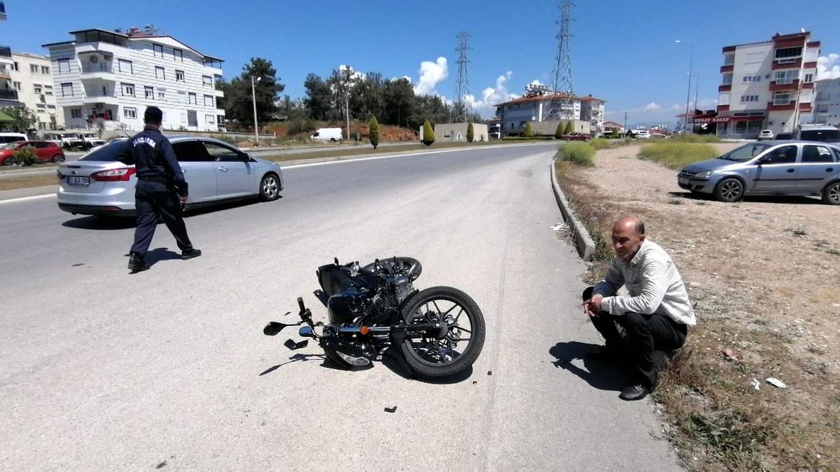 Karşı şeride geçen otomobilin çarptığı motosiklette ölümden döndüler: 2 yaralı