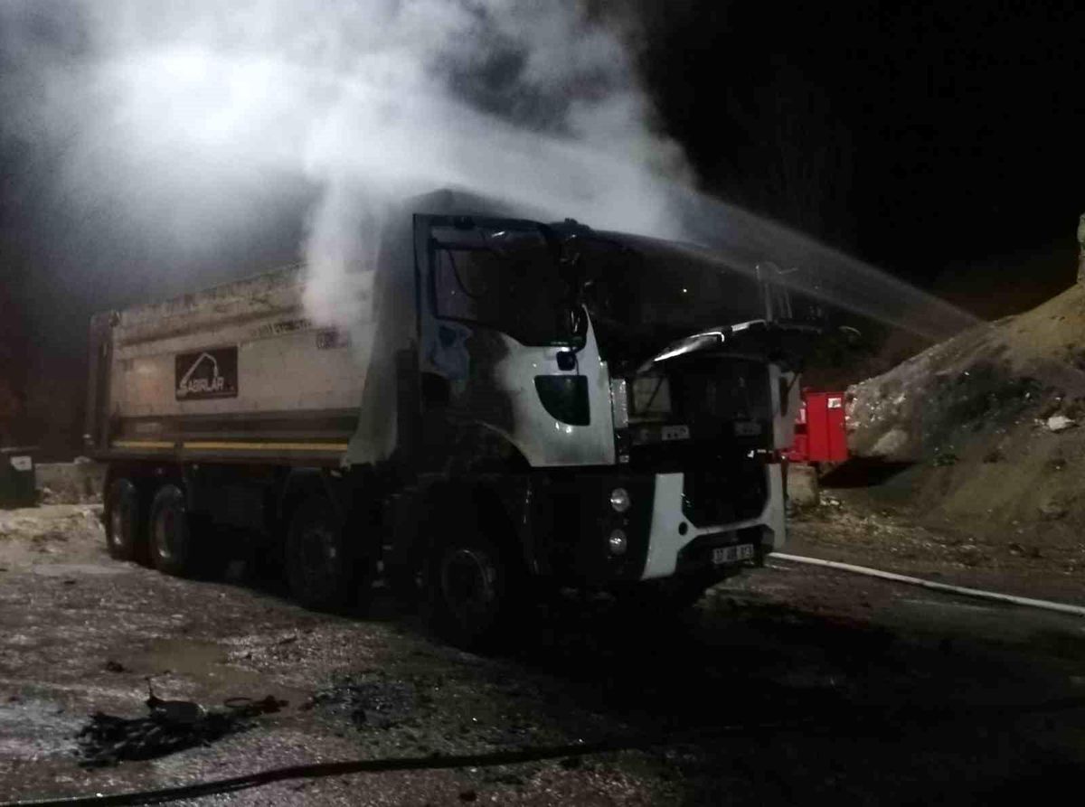 Kastamonu'da motor kısmında yangın çıkan kamyonu itfaiye söndürdü