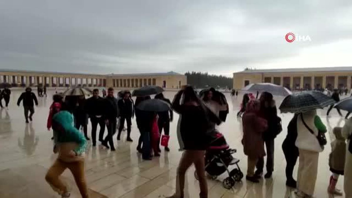 Kılıçdaroğlu, Anıtkabir'e gelen çocuklarla sohbet etti