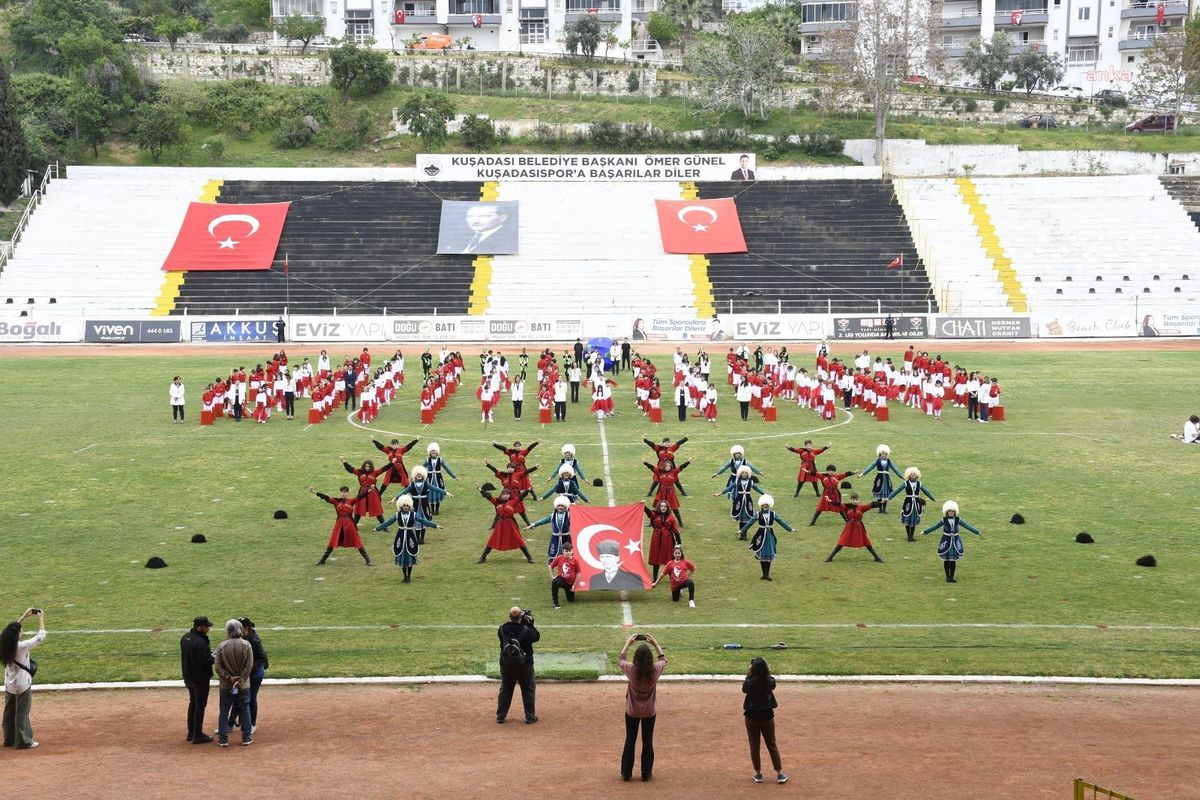Kuşadası'nda 23 Nisan Ulusal Egemenlik ve Çocuk Bayramı Coşkuyla Kutlandı