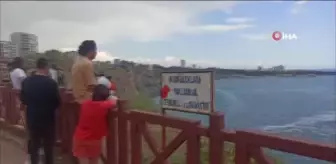 Manzarada fotoğraf çektirmek için canlarını hiçe sayıp çitlerden atladılar