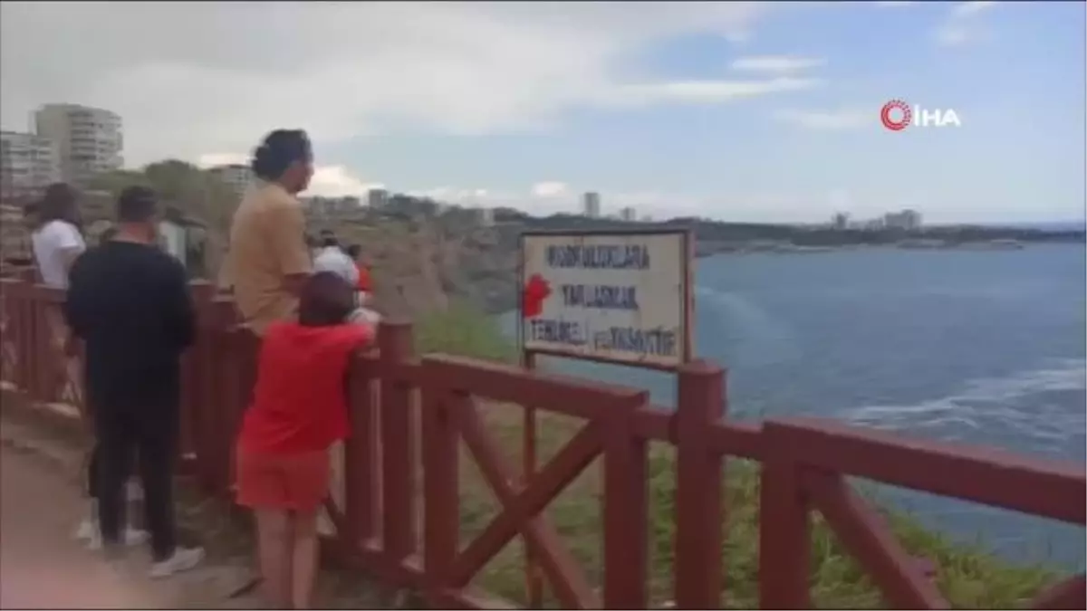 Manzarada fotoğraf çektirmek için canlarını hiçe sayıp çitlerden atladılar