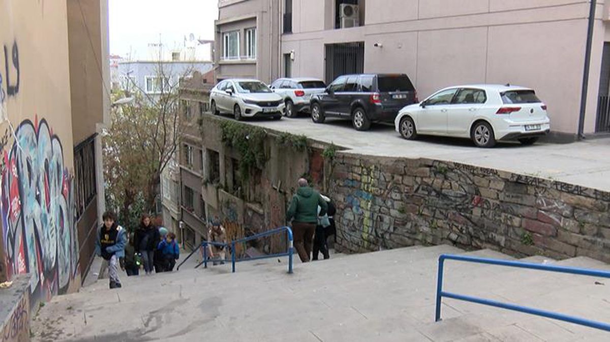 Görüntüler İstanbul'dan! Metruk binanın üstüne yapılan otopark, sokaktan geçenleri korkutuyor