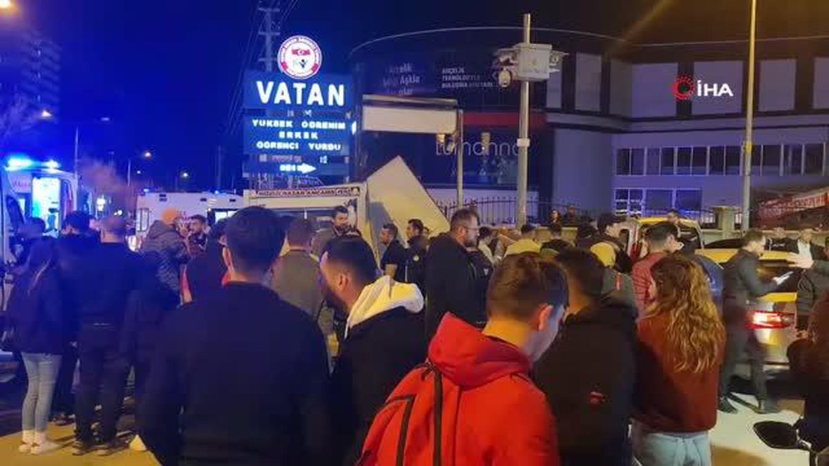 Otomobil mısırcı büfesine daldı: 4 yaralı