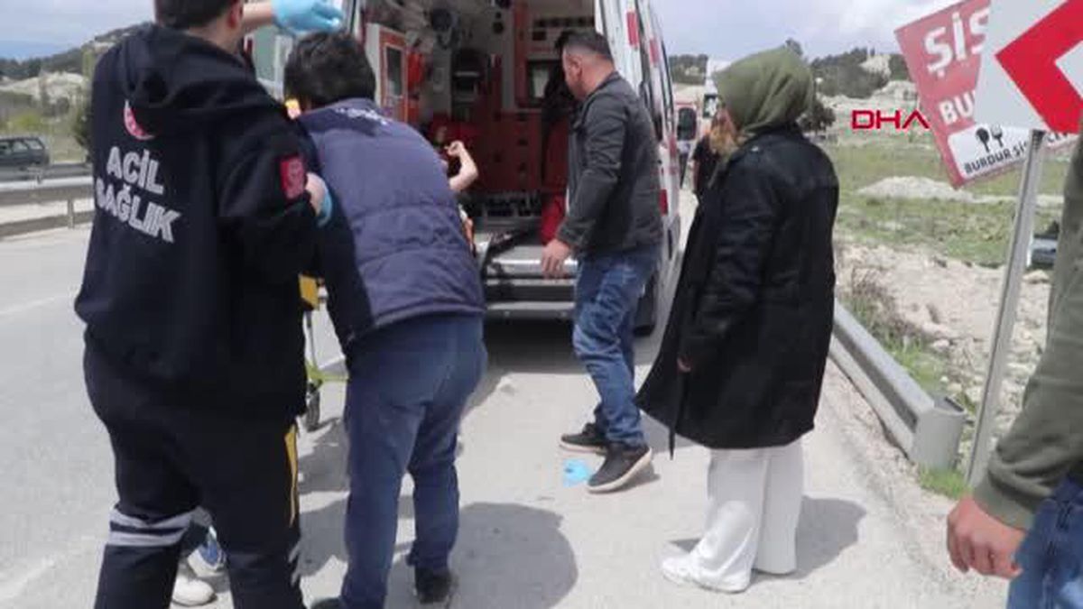 OTOMOBİL REKLAM PANOSUNA ÇARPTI; 1'İ BEBEK 4 KİŞİ YARALANDI