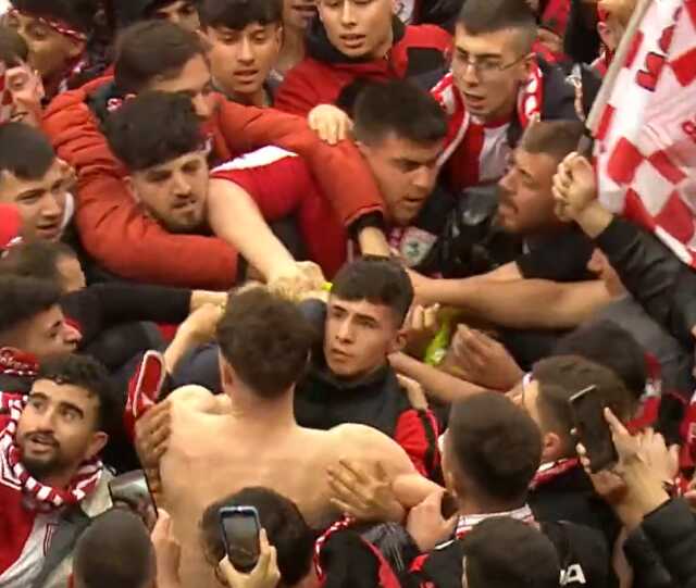 Samsunspor şampiyon oldu, taraftar sahaya akın etti! İzdihamın içinde kalan kaleci hayatının şokunu yaşadı
