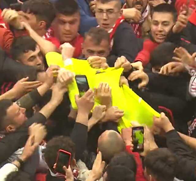 Samsunspor şampiyon oldu, taraftar sahaya akın etti! İzdihamın içinde kalan kaleci hayatının şokunu yaşadı
