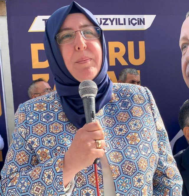 Seçim gezisine çıkan AK Partili milletvekili adayı trafik kazası geçirdi! O anlar kamerada