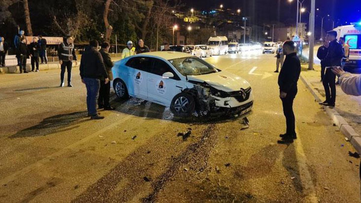 Seçim gezisine çıkan AK Partili milletvekili adayı trafik kazası geçirdi! O anlar kamerada