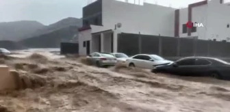 Suudi Arabistan'ı sağanak yağış vurdu, caddeler sular altında kaldı