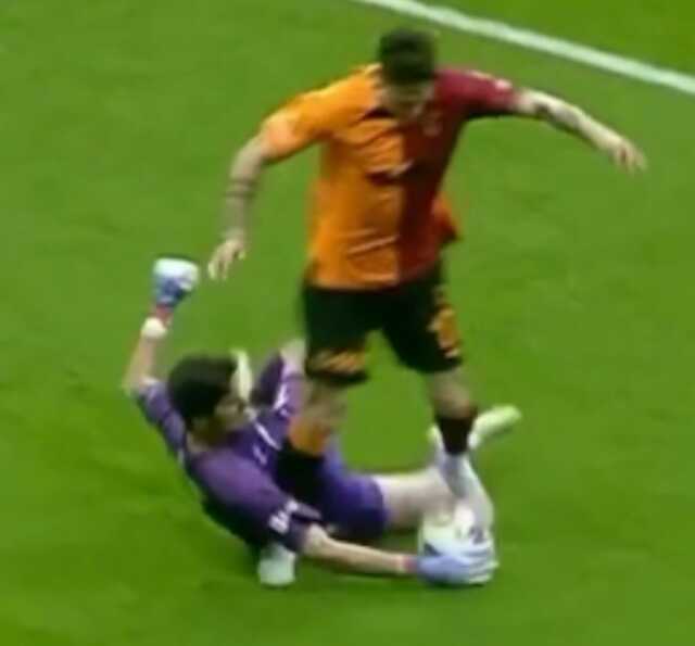 Taraftar çıldırdı! Galatasaray'ın penaltı beklediği pozisyon ortalığı karıştırdı
