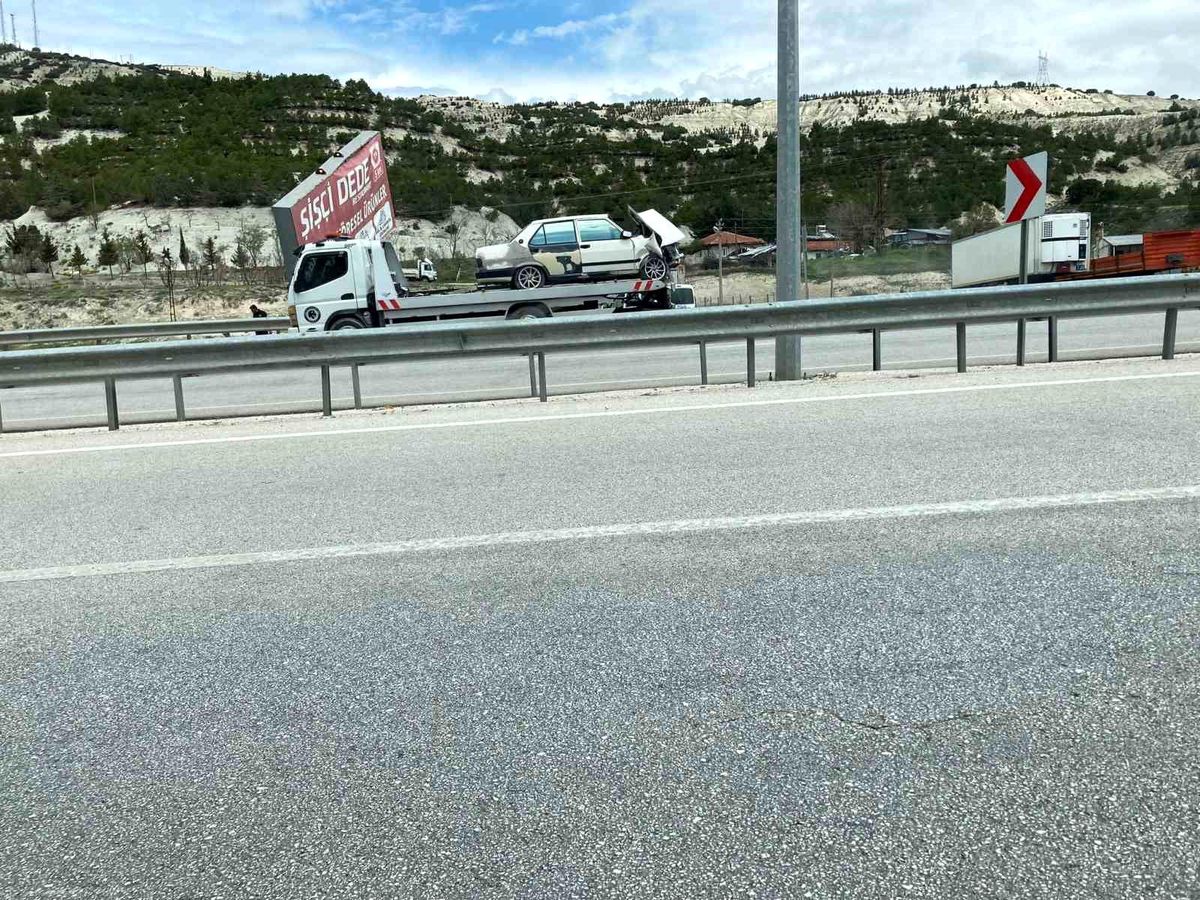 Tekeri kopan araç yoldan çıkıp reklam tabelasına çarptı: 1'i bebek 4 yaralı