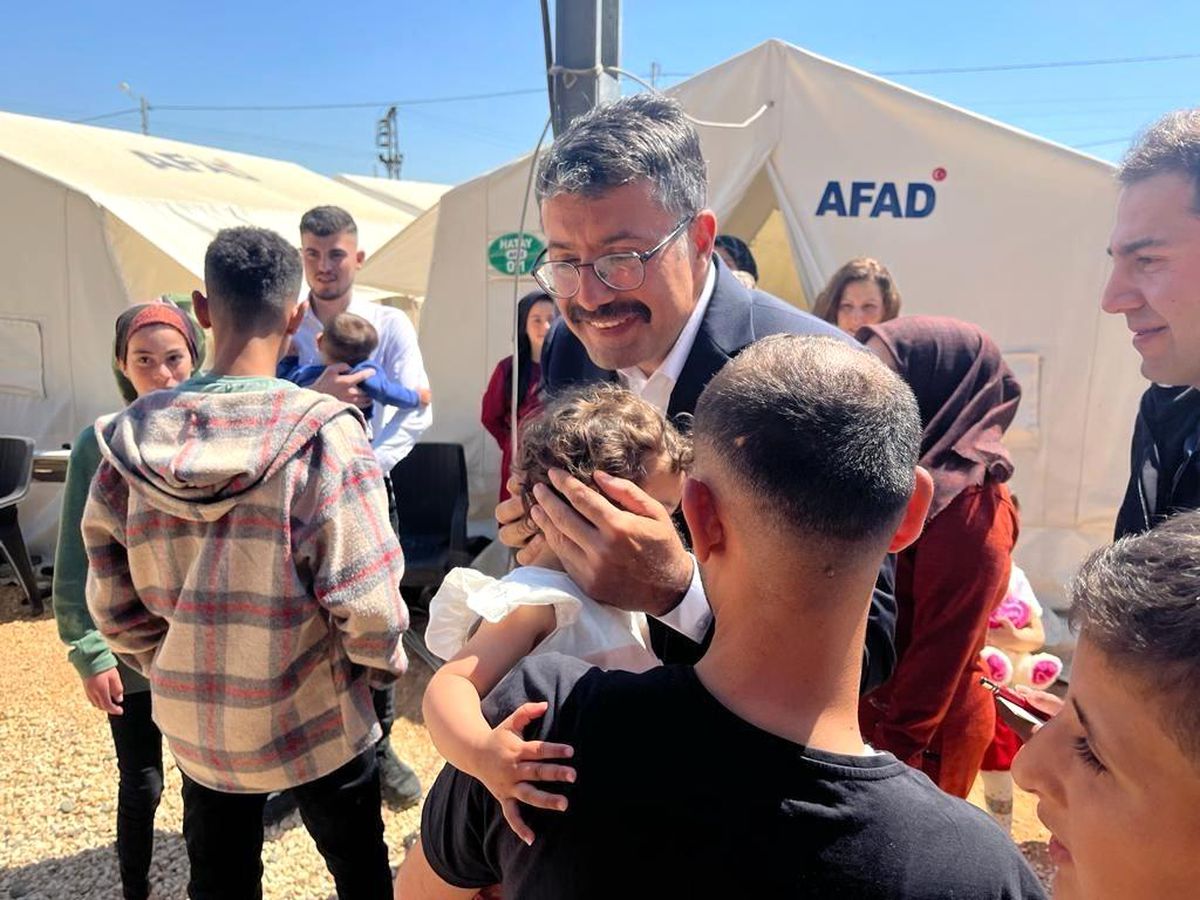 Vali Ali Çelik, deprem bölgesinde gönülleri fethetti