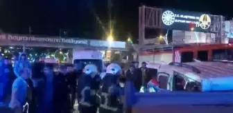 Akaryakıt istasyonuna girmek için yavaşlayan tıra arkadan çarpan hafif ticari araç, tırın dorsesine ok gibi saplandı