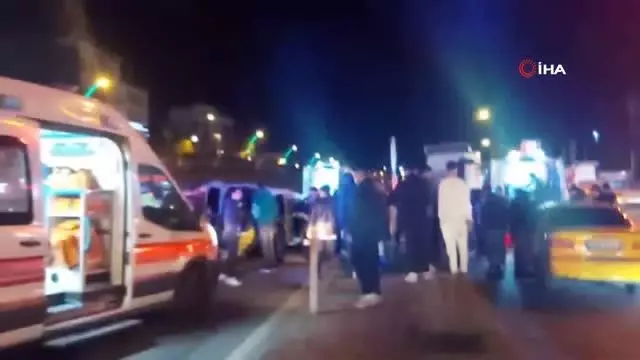 Akaryakıt istasyonuna girmek için yavaşlayan tıra arkadan çarpan hafif ticari araç, tırın dorsesine ok gibi saplandı Akaryakıt istasyonuna girmek için yavaşlayan tıra arkadan çarpan hafif ticari araç, tırın dorsesine ok gibi saplandı