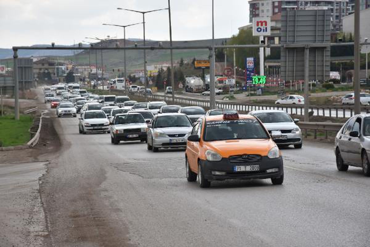 Ara tatil ve bayram süresinde 'kilit kavşak'tan 627 bin araç geçti