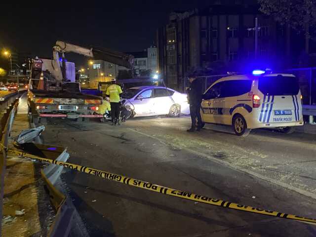 Bariyerlere çarpan otomobil sürücüsünün ayağı koptu