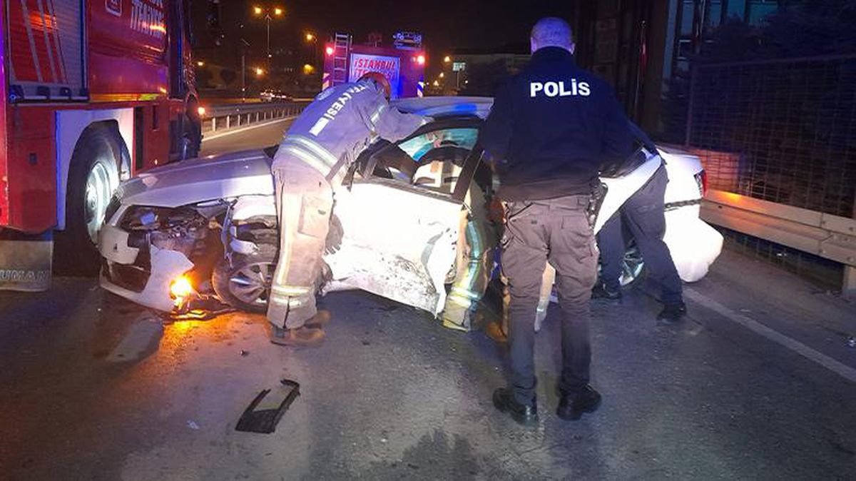 Bariyerlere çarpan otomobil sürücüsünün ayağı koptu