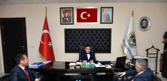 Başkan Bozkurt, 23 Nisan'da makamını öğrenci başkanı Kırcalı'ya devretti
