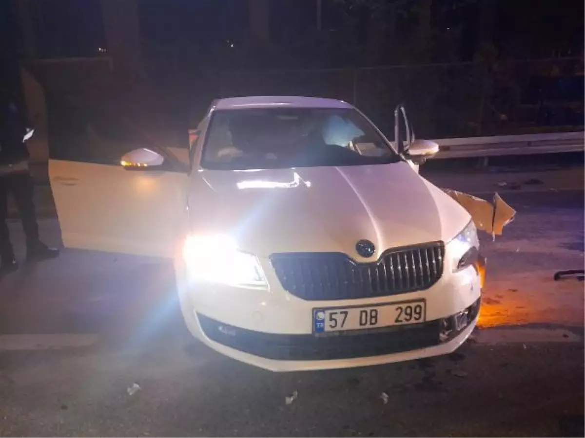 Bayrampaşa'da bariyerlere çarpan otomobil sürücüsünün ayağı koptu