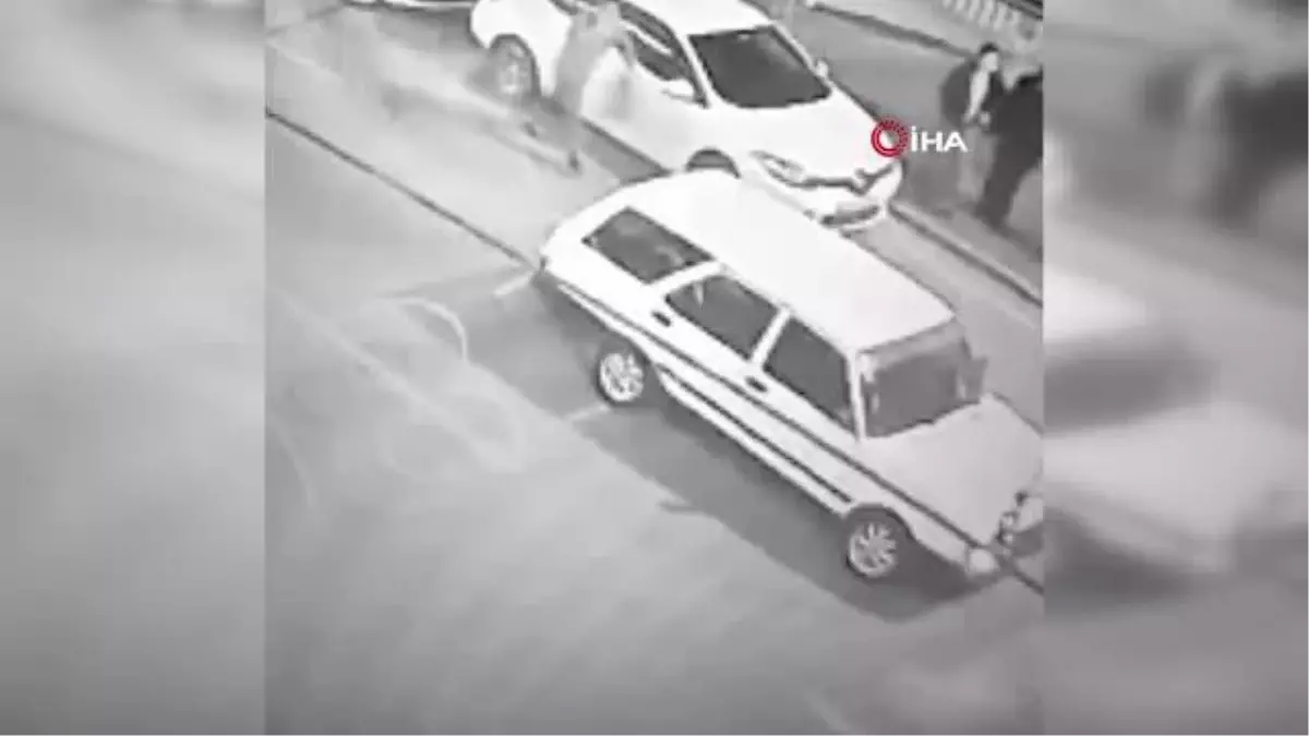 Bursa'da yolun karışına geçen aileye otomobilin çarptığı anlar kamerada