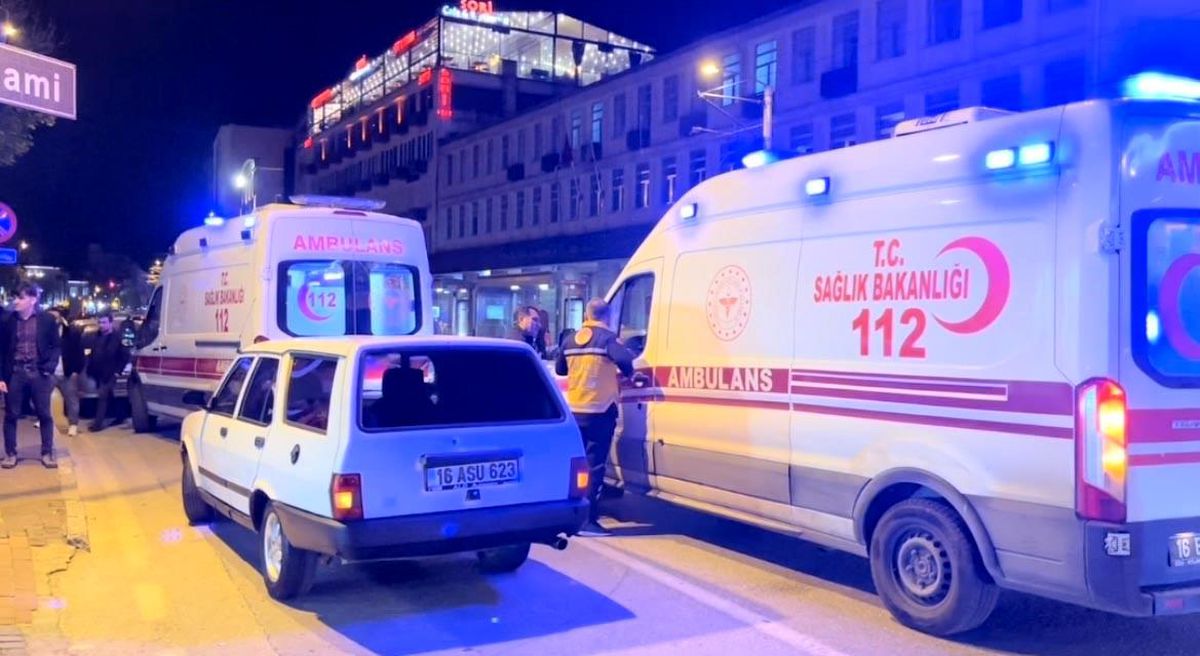 Bursa'da yolun karışısına geçen aileye otomobilin çarptığı anlar kamerada