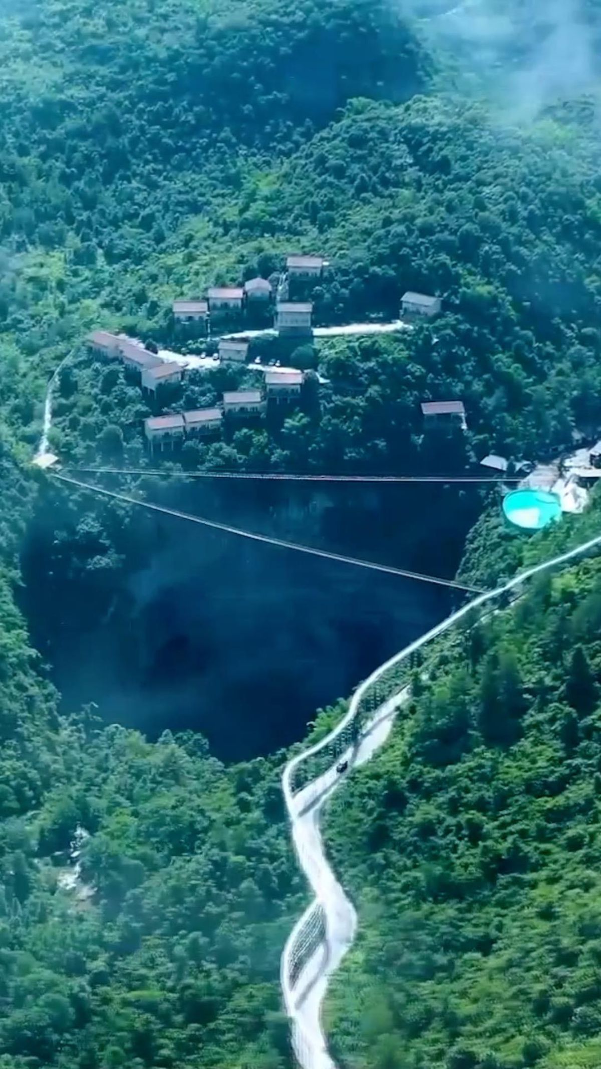 Çin'de Dev Karstik Obruk Görüntülendi