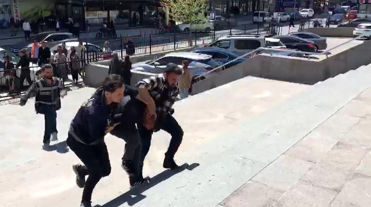 Çocuklara şeker dağıtan polisleri kurşunlayan zanlı adliyeye sevk edildi