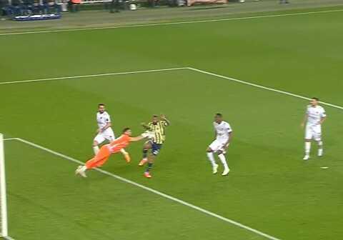 Fenerbahçe'nin golü iptal edildi, Szalai'nin şaşkınlığı yüzüne yansıdı