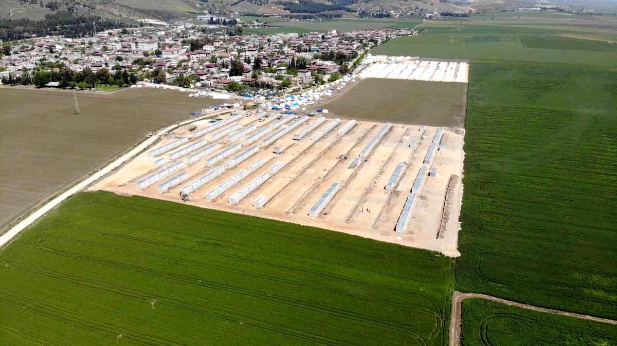 Hatay'da konteyner kentlerin kurulumu devam ediyor