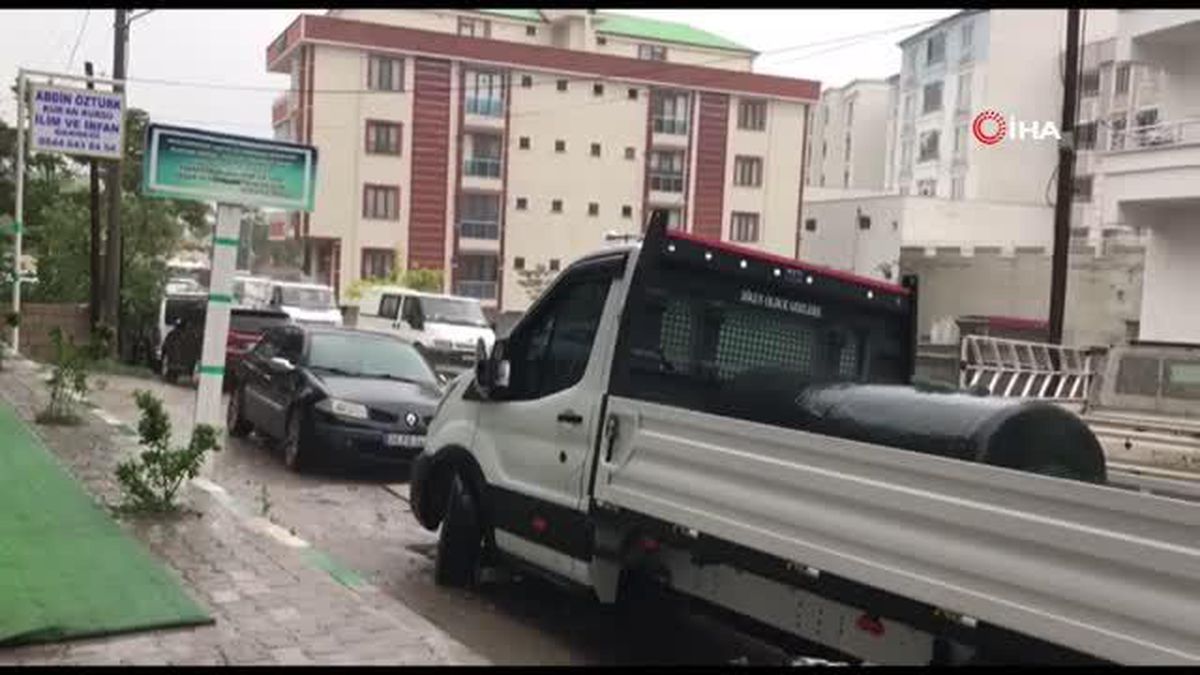 Iğdır'da vatandaşlar yağmura hazırlıksız yakalandı