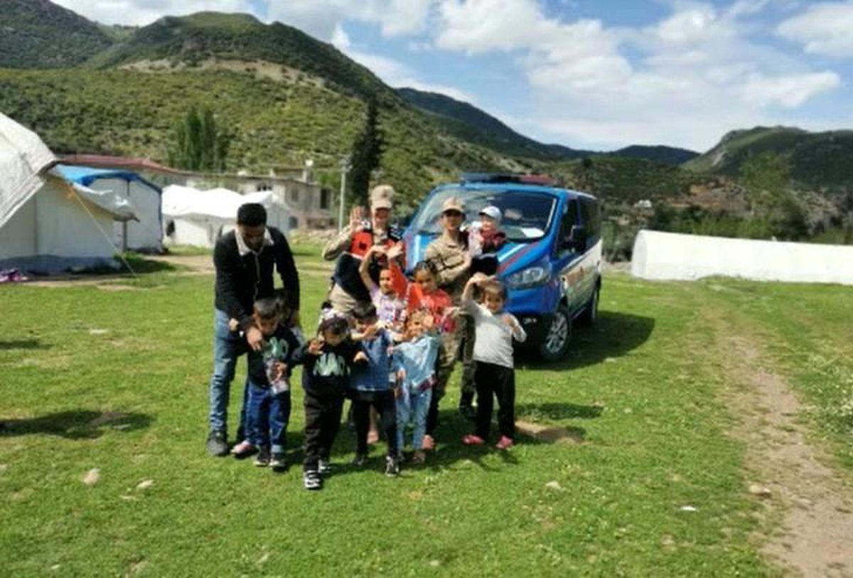Jandarma, deprem bölgesindeki çocuklarla 23 Nisan'ı kutladı