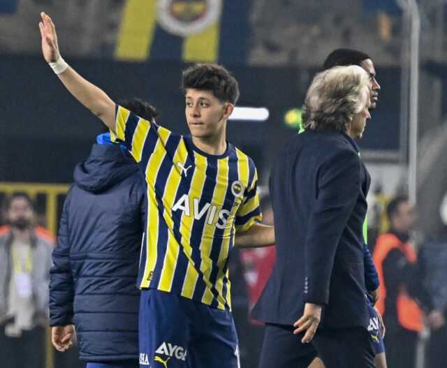 Jorge Jesus'tan F.Bahçe taraftarına olay hareket! Arda Güler hocasını soyunma odasına götürdü