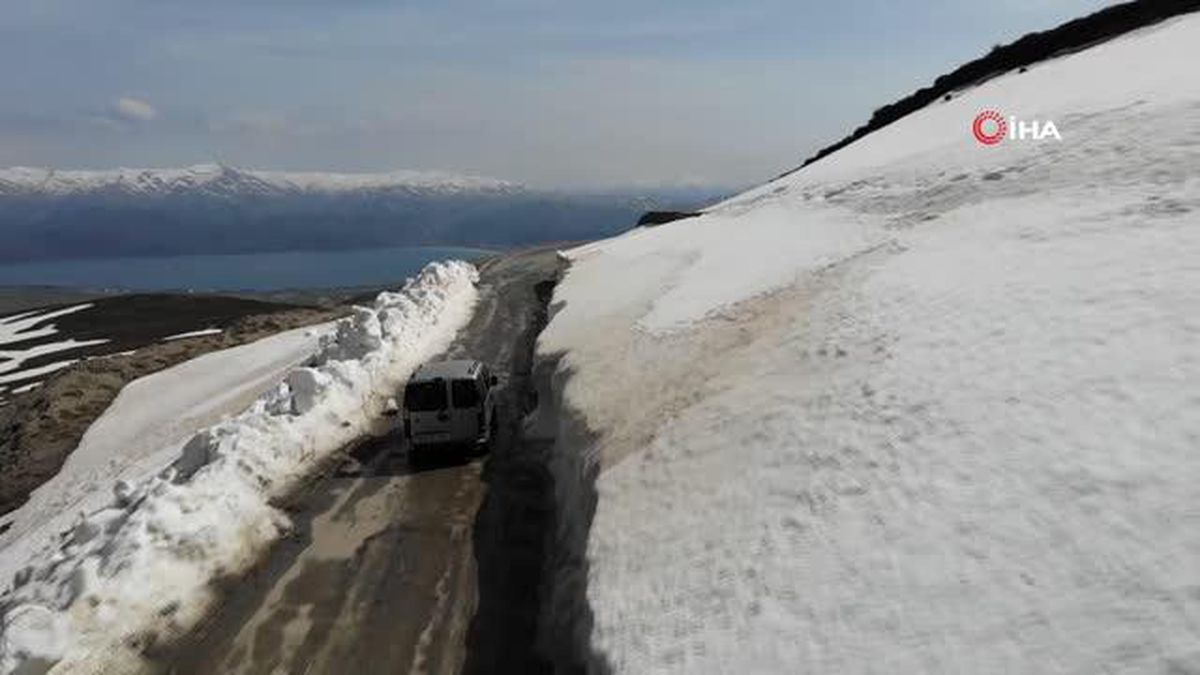 Nemrut Krater Dağı'nda 5 metrelik kar tünelleri böyle görüntülendi