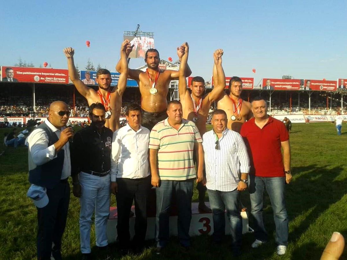 Pamukkale Belediyespor yağlı güreş sezonuna madalya ile başladı