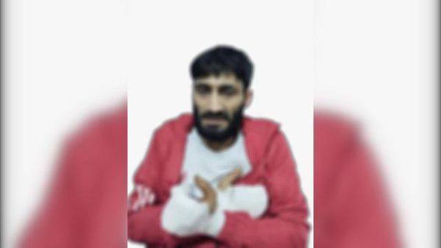 Kaçak göçmen, polis otobüsünün camını kırıp kaçtı! O anlar kamerada