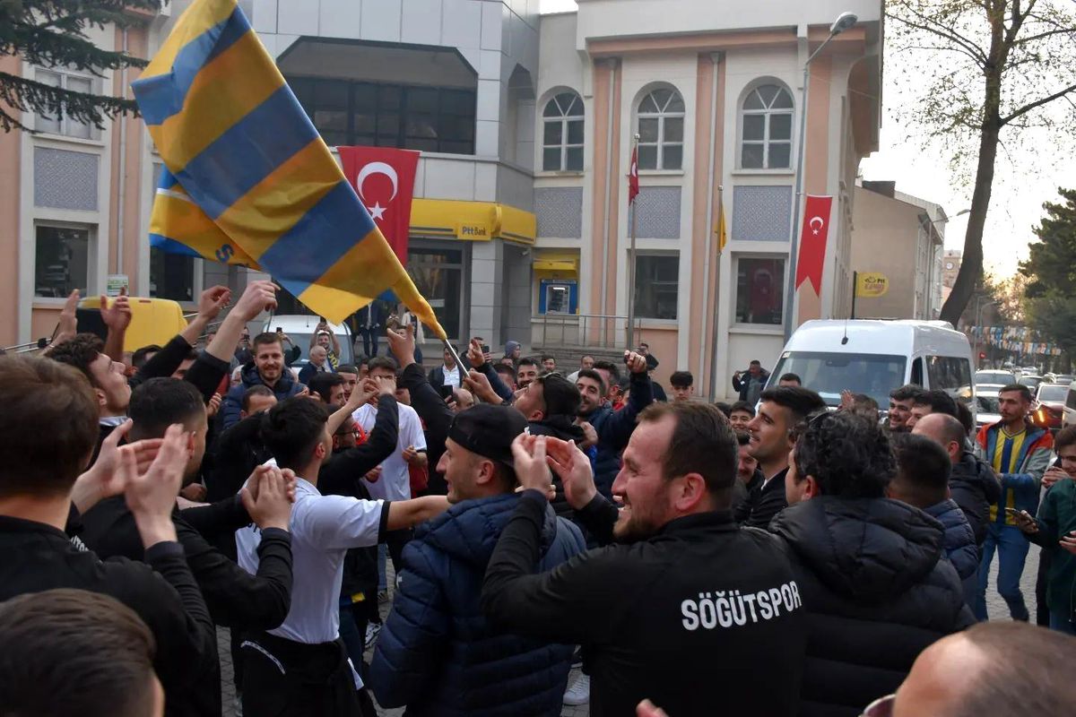 Şampiyon Söğütspor davulla zurnayla karşılandı