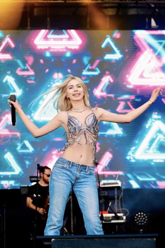 Ses telleri yırtılan Aleyna Tilki, 4 ay sonra ilk kez sahneye çıktı Ses telleri yırtılan Aleyna Tilki, 4 ay sonra ilk kez sahneye çıktı