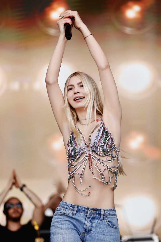 Ses telleri yırtılan Aleyna Tilki, 4 ay sonra ilk kez sahneye çıktı Ses telleri yırtılan Aleyna Tilki, 4 ay sonra ilk kez sahneye çıktı