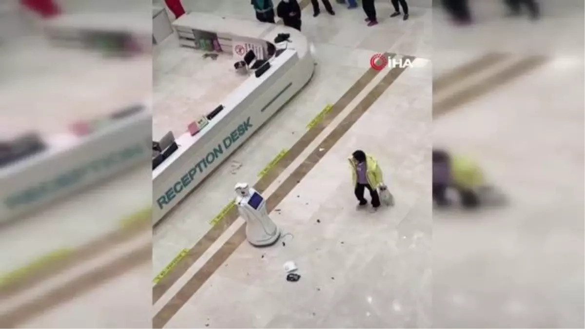 Sinir krizi geçiren kadın robota saldırdı